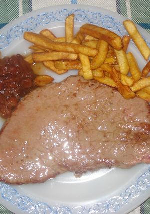 Una foto de Ternera con patatas y chutney de tomate
