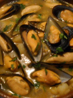Una foto de Patatas con setas y mejillones