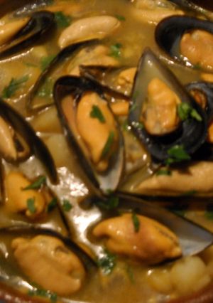 Una foto de Patatas con setas y mejillones