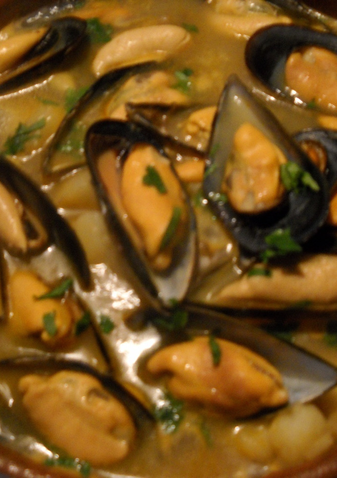 Una foto de Patatas con setas y mejillones