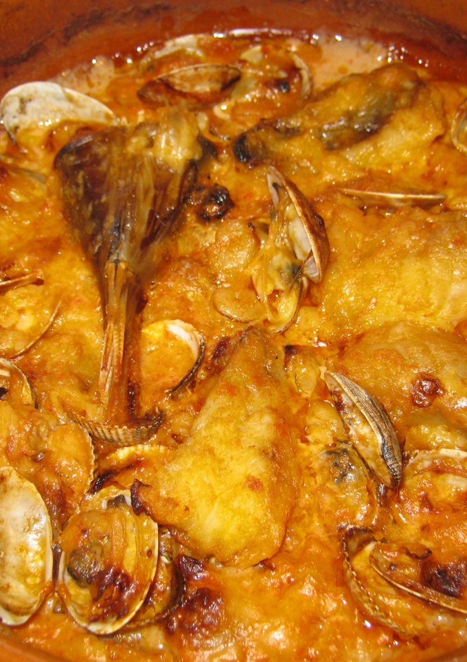 Una foto de Rape en cazuela con mariscos