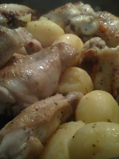 Una foto de Alitas de pollo con patatas parisinas