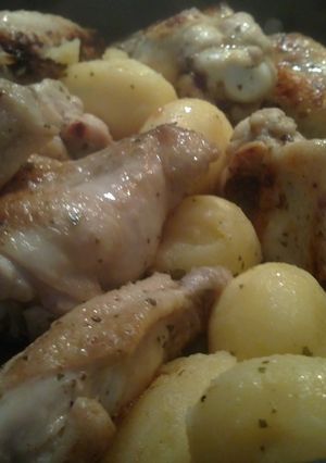 Una foto de Alitas de pollo con patatas parisinas