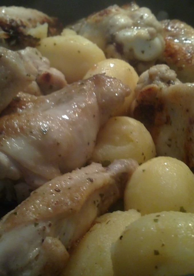 Una foto de Alitas de pollo con patatas parisinas