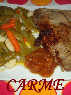 Una foto de Entrecot de ternera con verduras y chutney de higos