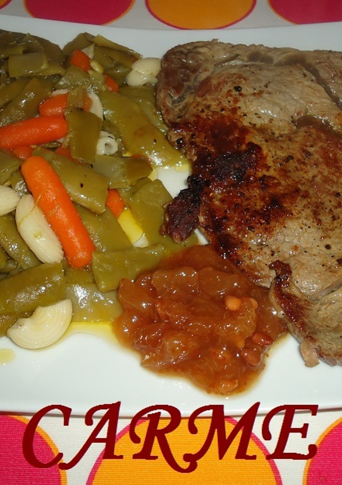 Una foto de Entrecot de ternera con verduras y chutney de higos