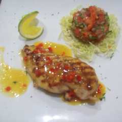 A picture of Suprema de pollo sorpresa azul en salsa de naranja.