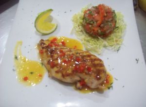 Una foto de Suprema de pollo sorpresa azul en salsa de naranja
