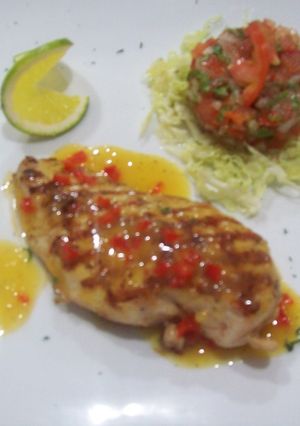 Una foto de Suprema de pollo sorpresa azul en salsa de naranja