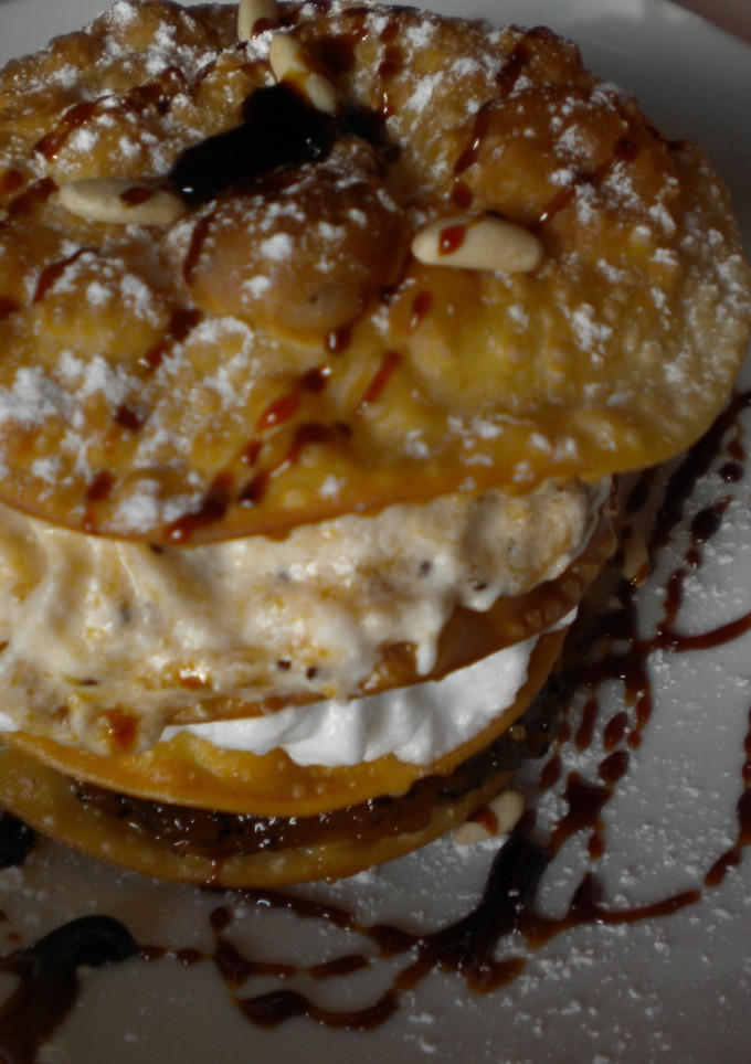 Una foto de Milhojas de chutney de higos