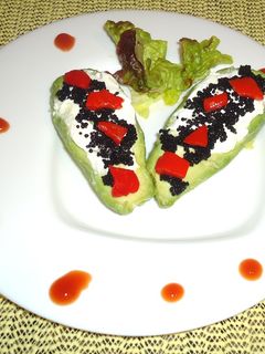 Una foto de Aguacates rellenos de queso crema