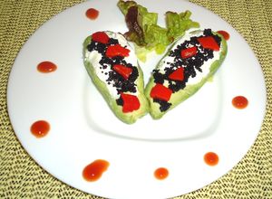 Una foto de Aguacates rellenos de queso crema