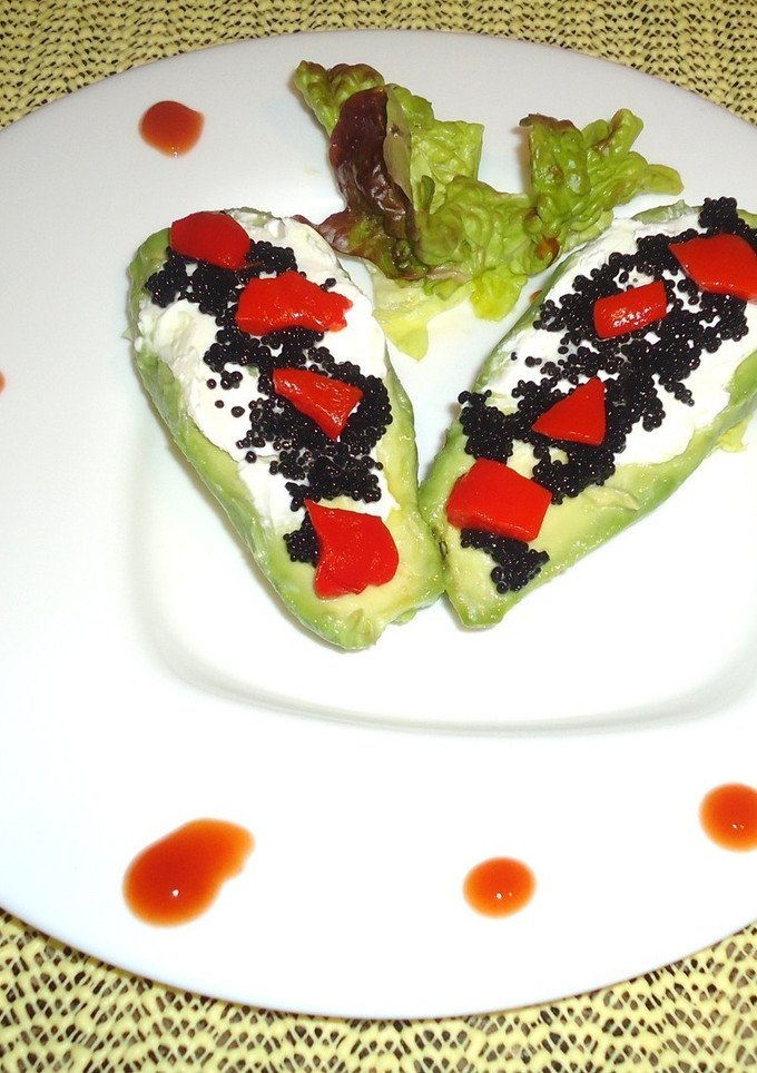 Una foto de Aguacates rellenos de queso crema