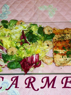 Una foto de Salmón salvaje con gambas al ajillo