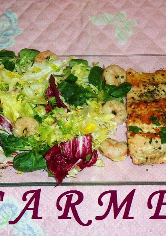 Una foto de Salmón salvaje con gambas al ajillo