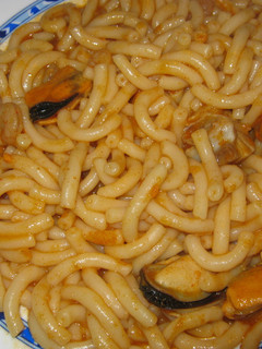 Una foto de Fideos con mejillones y gambas