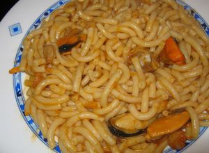 Una foto de Fideos con mejillones y gambas