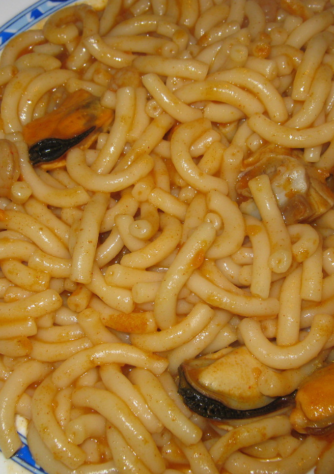Una foto de Fideos con mejillones y gambas