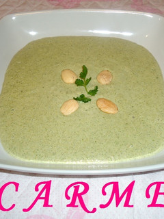 Una foto de Crema de acelgas, garbanzos, puerro y almendras