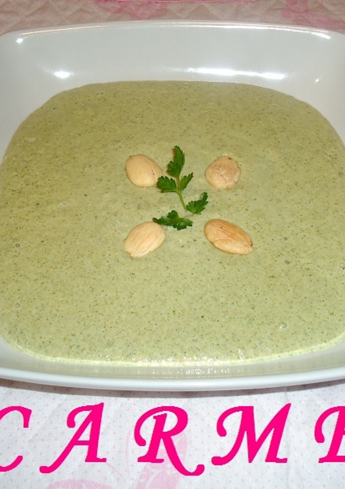 Una foto de Crema de acelgas, garbanzos, puerro y almendras