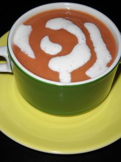 Una foto de Crema de remolacha con queso fresco al ajo y perejil
