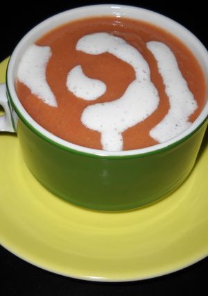 Una foto de Crema de remolacha con queso fresco al ajo y perejil