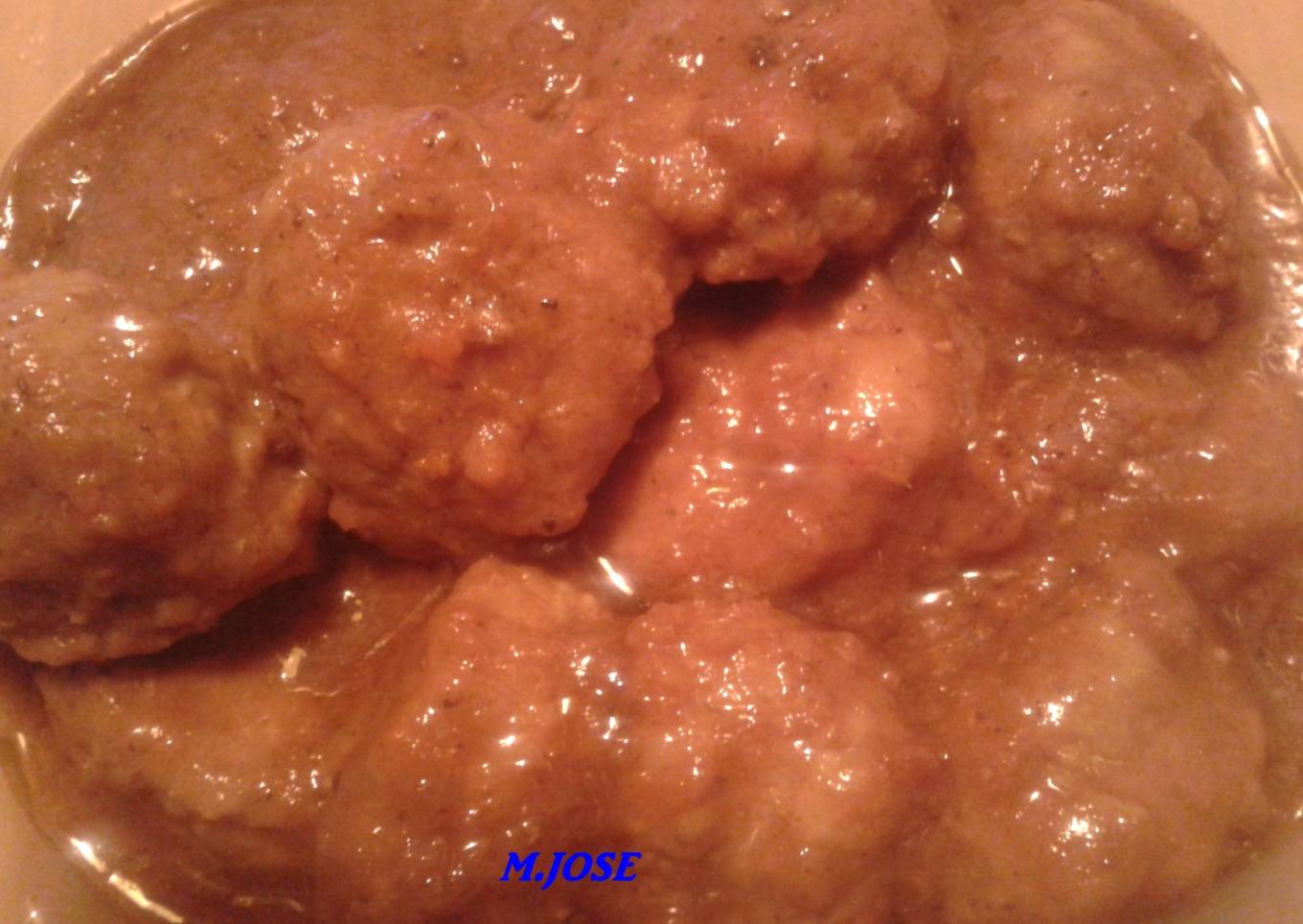 Albóndigas en salsa con arroz blanco