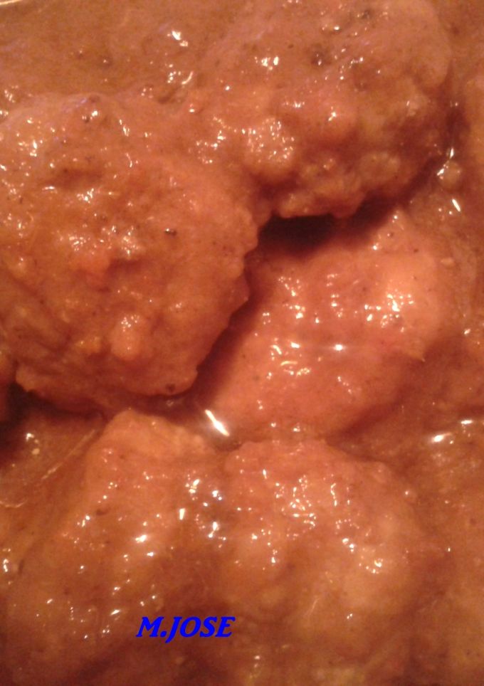Una foto de Albóndigas en salsa con arroz blanco