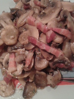 Una foto de Champiñones al ajillo con bacon