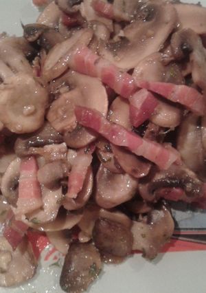 Una foto de Champiñones al ajillo con bacon