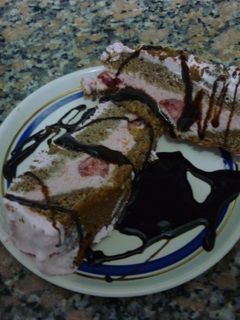 Una foto de Tarta rellena de helado de frutilla