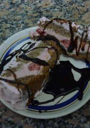Una foto de Tarta rellena de helado de frutilla