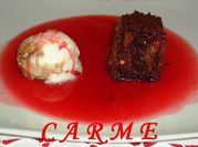 Una foto de brownie con fresas