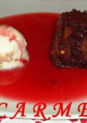 Una foto de Brownies con salsa de fresas caliente y helado