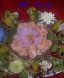 Ensalada orgánica de gambas con flores comestibles