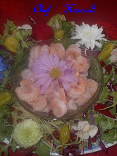 Una foto de Ensalada orgánica de gambas con flores comestibles