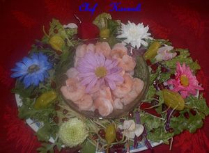 Una foto de Ensalada orgánica de gambas con flores comestibles