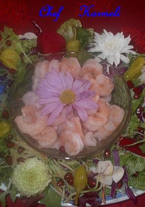 Una foto de Ensalada orgánica de gambas con flores comestibles