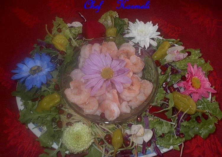 Ensalada orgánica de gambas con flores comestibles