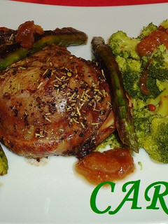 Una foto de Galtes de porc asadas con brocolí y esparragos