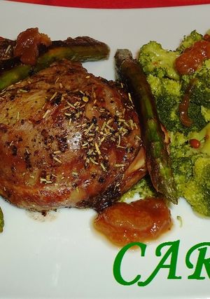 Una foto de Galtes de porc asadas con brocolí y esparragos