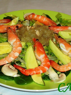 Una foto de Ensalada de langostinos y aguacate