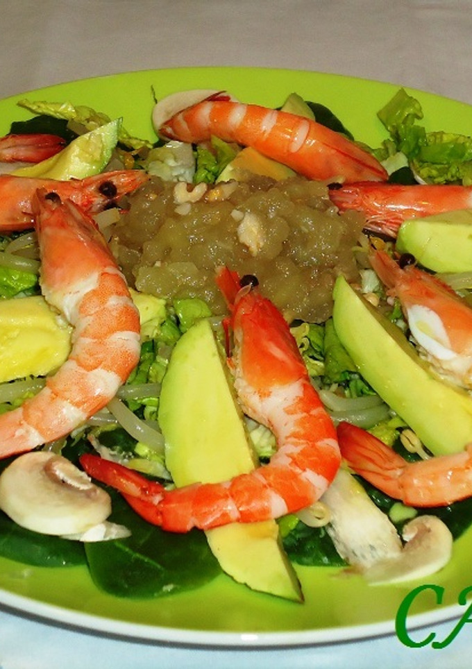 Una foto de Ensalada de langostinos y aguacate