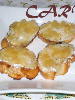 Una foto de Canapés de queso de cabra y cebolla caramelizada