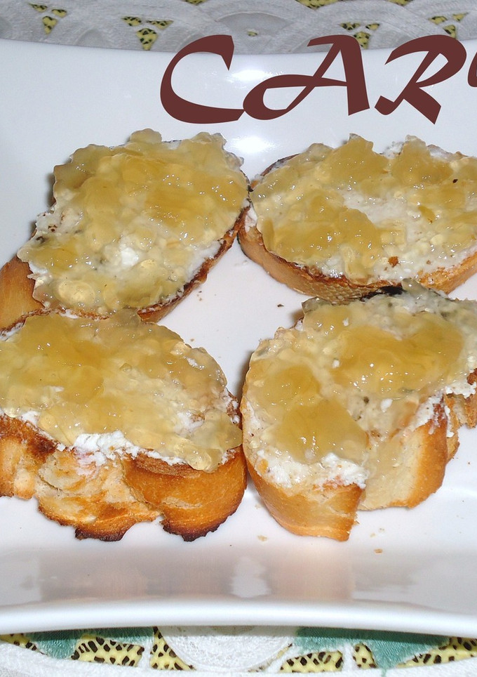 Una foto de Canapés de queso de cabra y cebolla caramelizada