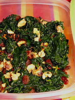 Una foto de Espinacas salteadas con nueces y pasas