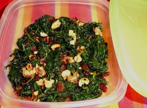Una foto de Espinacas salteadas con nueces y pasas