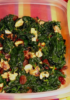 Una foto de Espinacas salteadas con nueces y pasas
