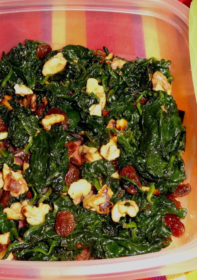 Una foto de Espinacas salteadas con nueces y pasas
