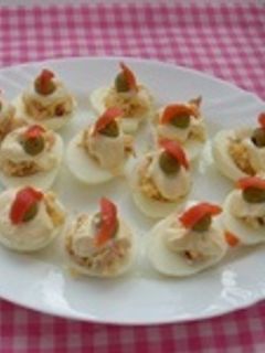 Una foto de Huevos rellenos de jamón, gambas y bechamel